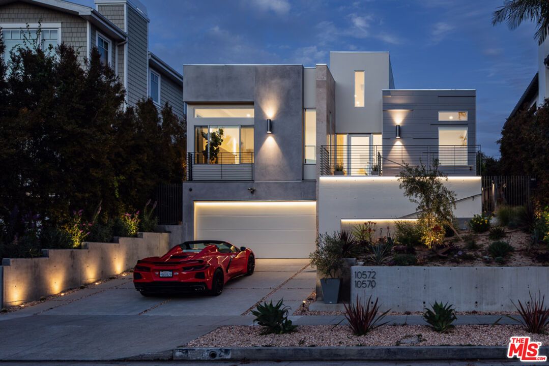 Attached, Exterior, Facade, Modern