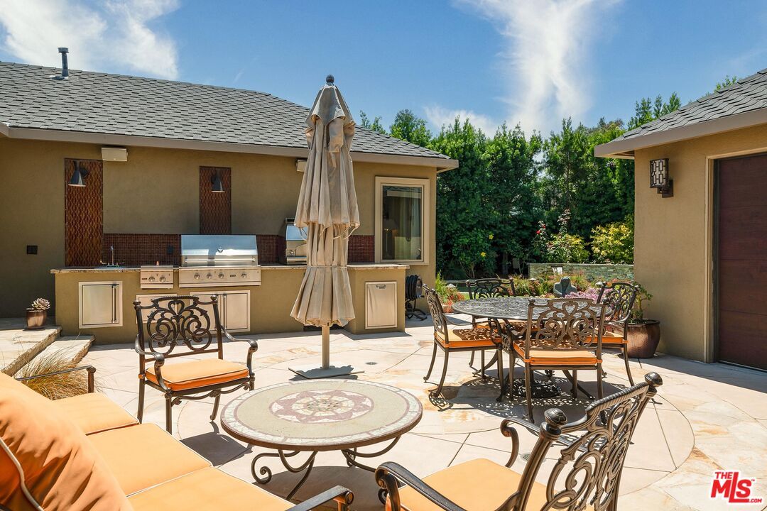 Exterior, Outdoor Kitchen