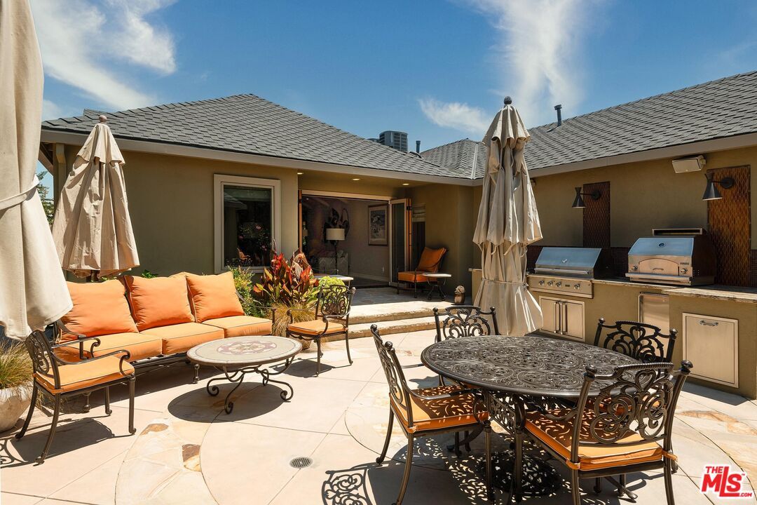 Exterior, Outdoor Kitchen