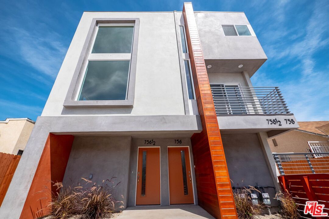 Exterior, Facade, Modern