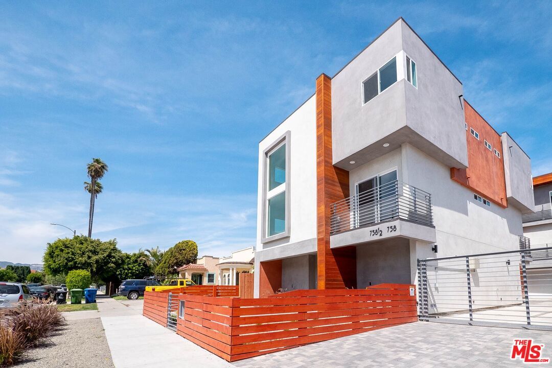 Attached, Exterior, Facade, Modern