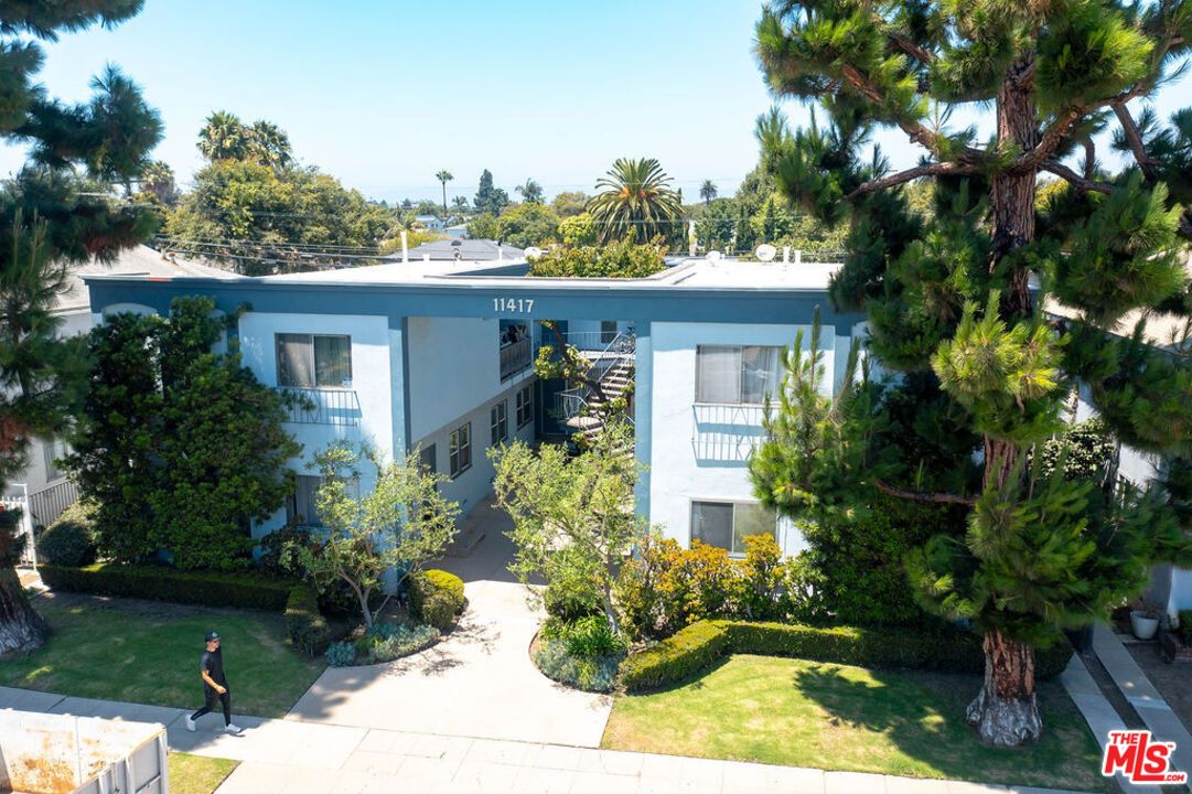 Exterior, Facade, Modern