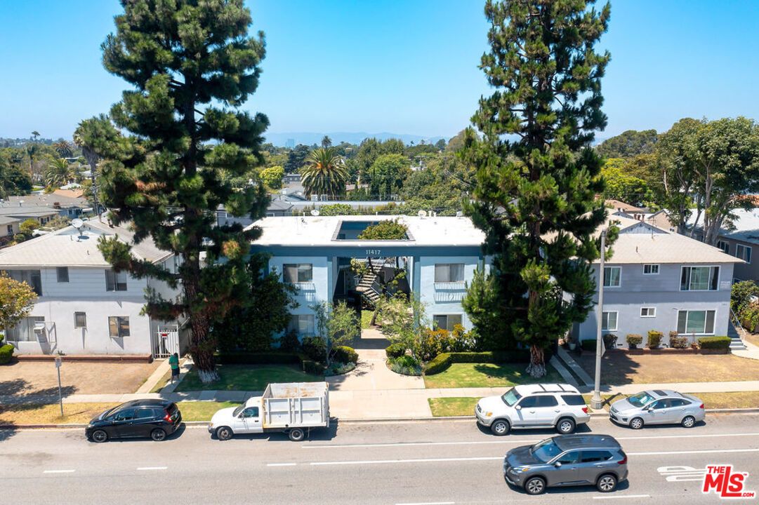 Exterior, Facade, Modern