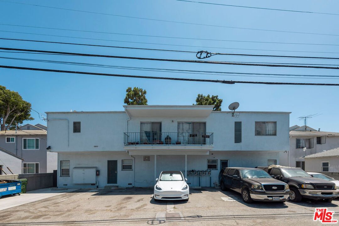 Exterior, Facade, Modern