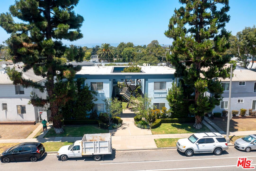 Exterior, Facade, Modern