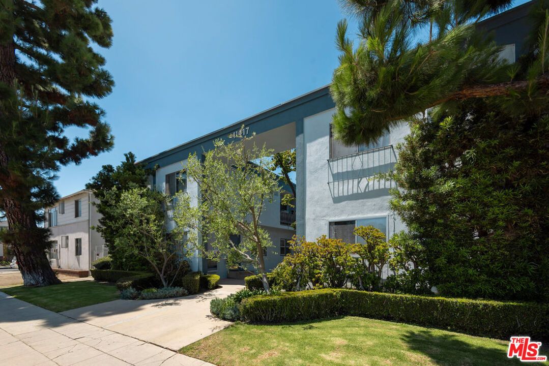 Backyard, Exterior, Facade, Modern