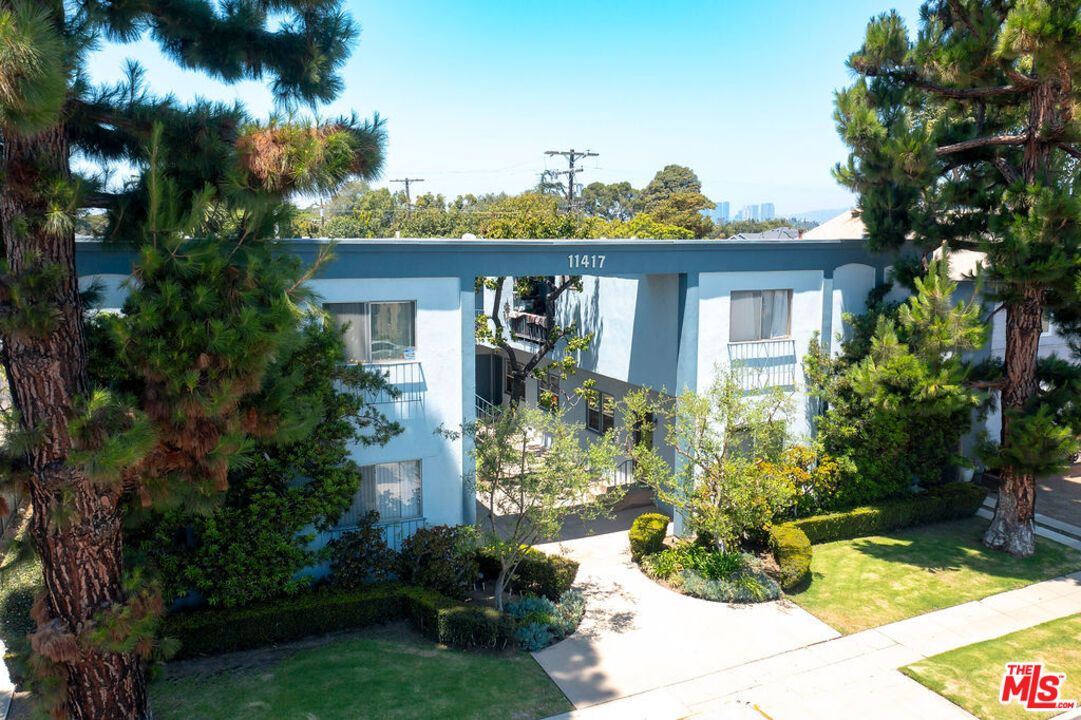 Exterior, Facade, Modern