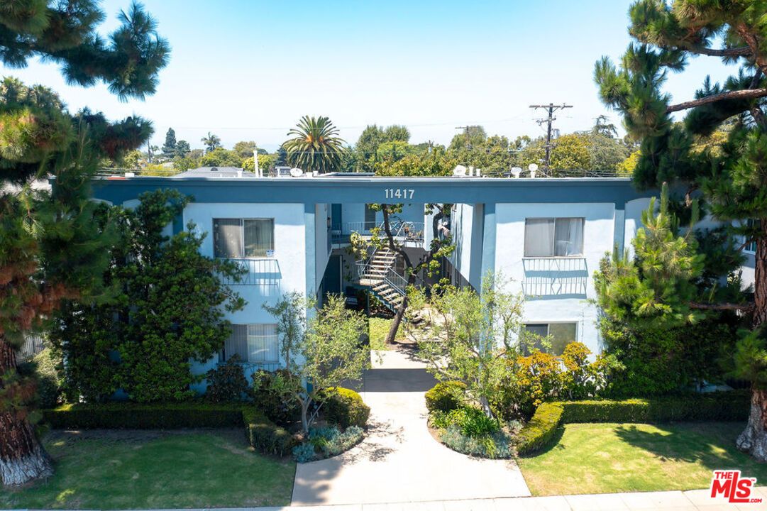 Exterior, Facade, Modern