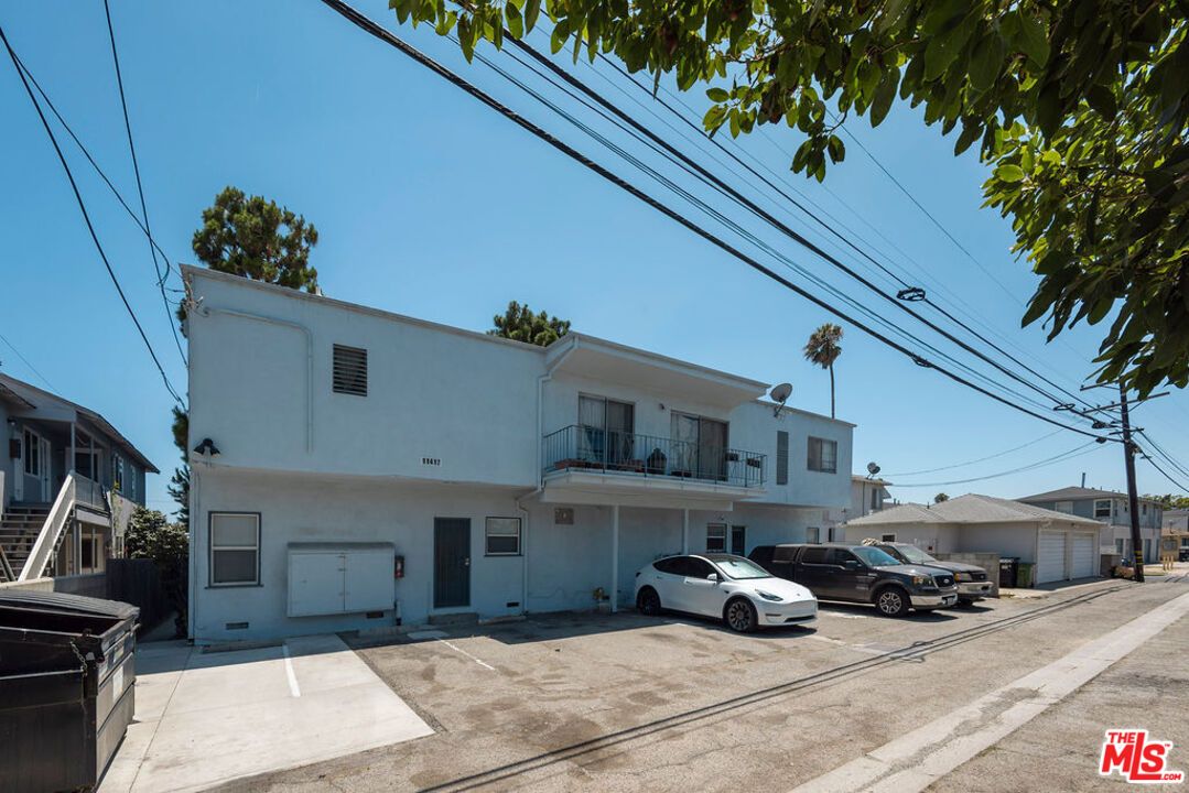 Exterior, Facade, Modern