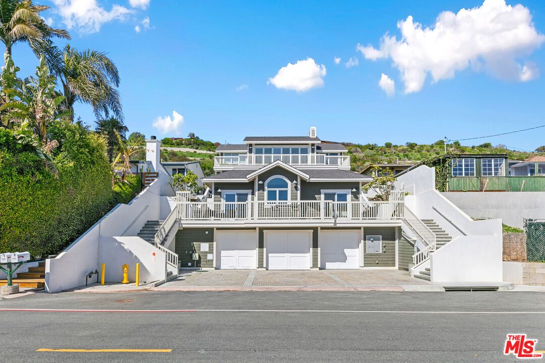 Attached, Exterior, Facade, Mediterranean