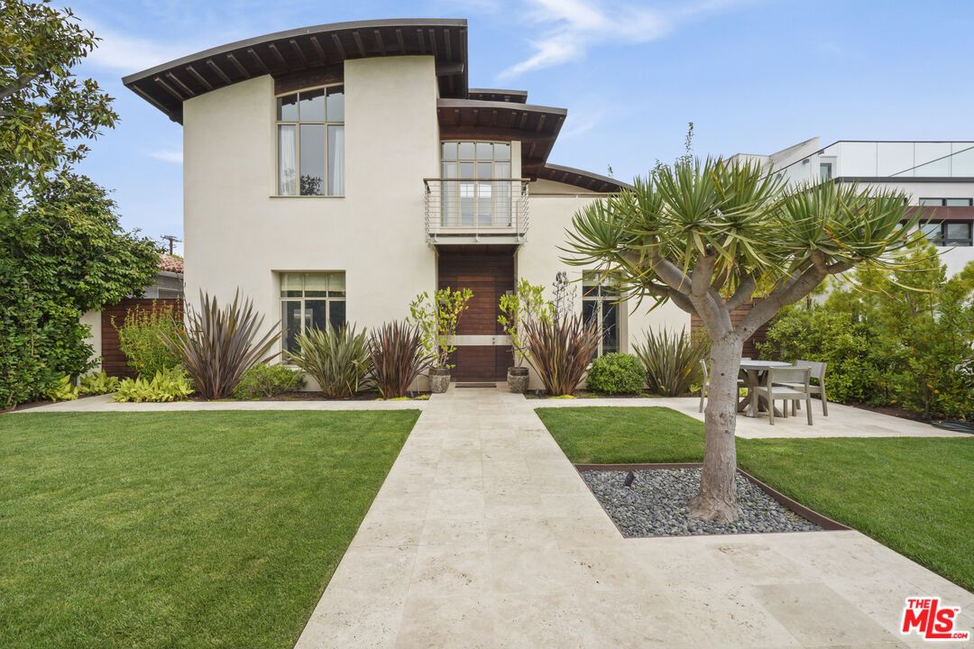 Backyard, Exterior, Facade, Modern