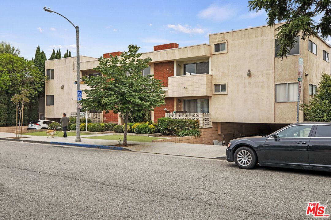 Exterior, Facade, Modern