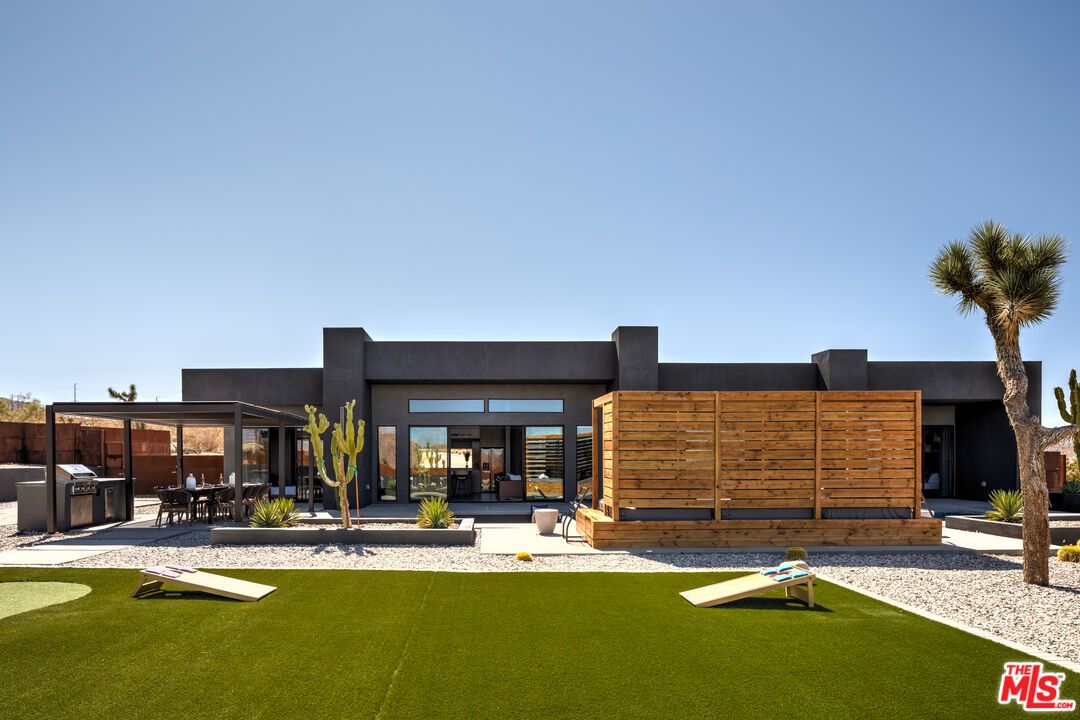 Backyard, Exterior, Facade, Modern