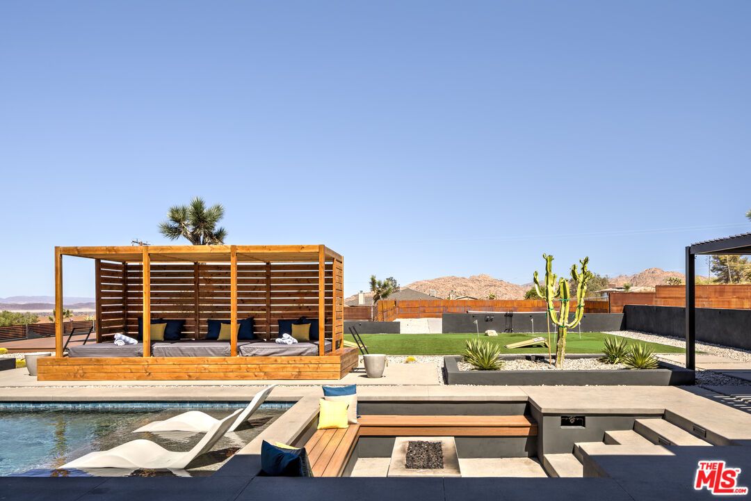 Exterior, Pool