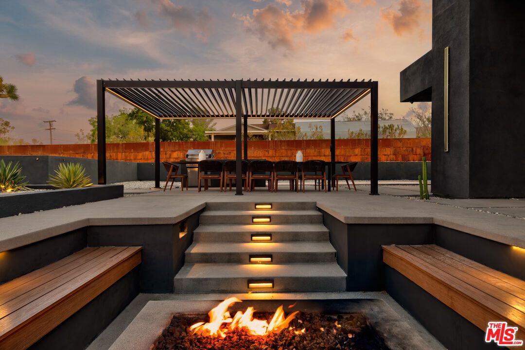 Exterior, Outdoor Kitchen