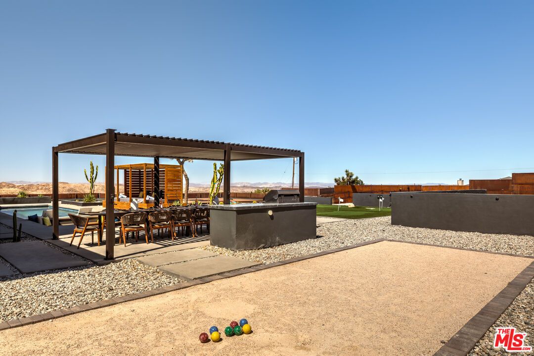 Backyard, Exterior, Outdoor Kitchen
