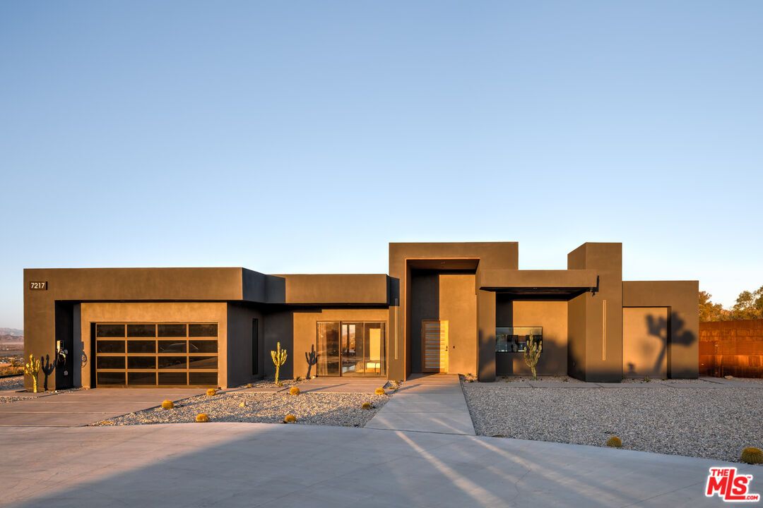 Attached, Backyard, Exterior, Facade, Modern