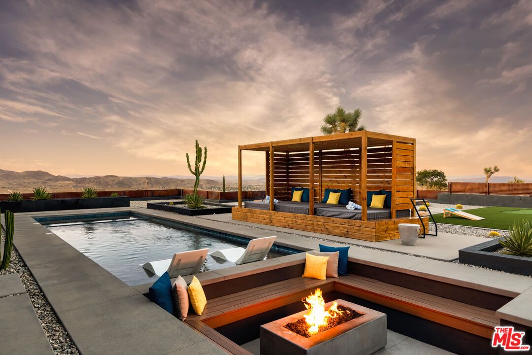 Exterior, Pool