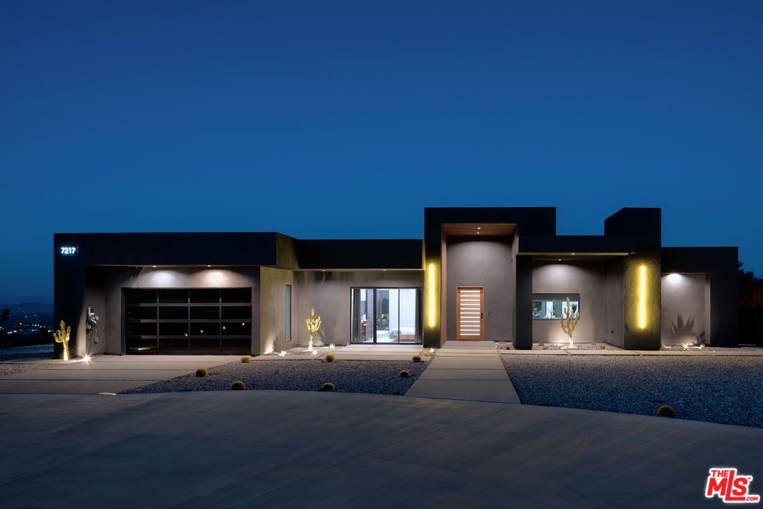 Attached, Exterior, Facade, Modern
