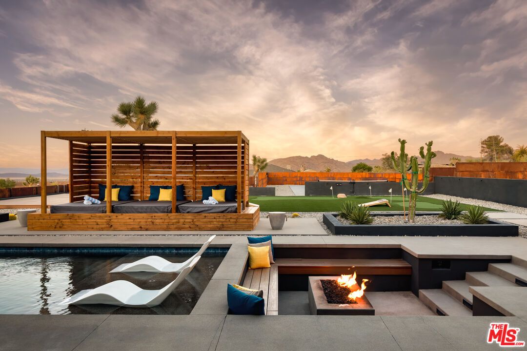 Exterior, Pool