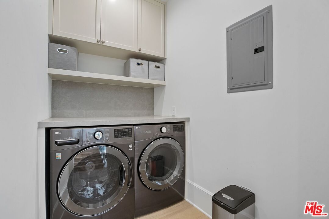 Interior, Washer, Wood Texture Flooring