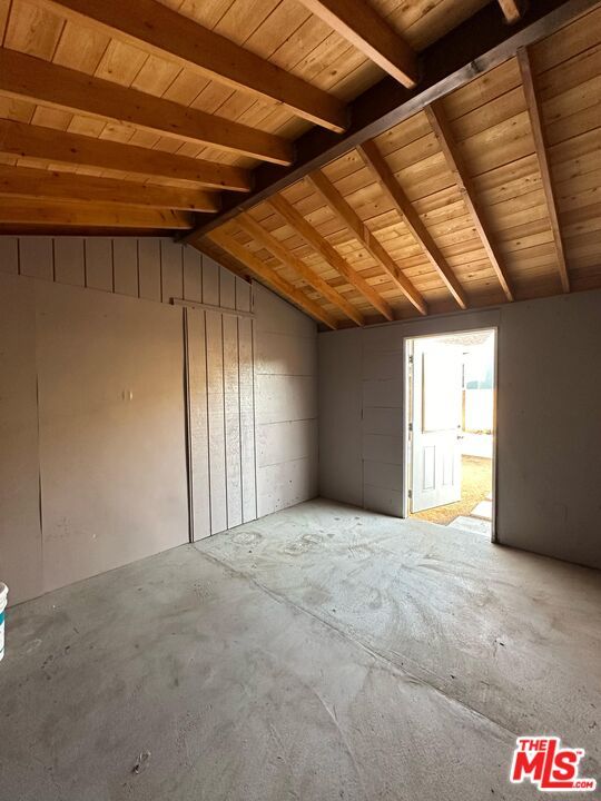 Empty room, Interior, Wooden Beams, Wooden Ceilings