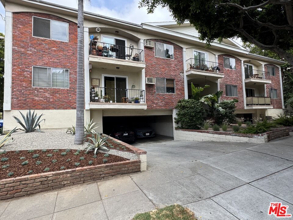 Exterior, Facade, Brick Facade, Rowhouse