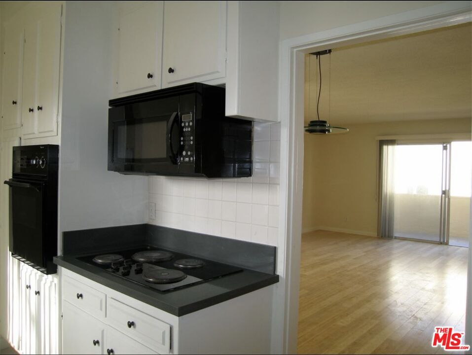 Interior, Kitchen, Pendant Lights, Wood Texture Flooring