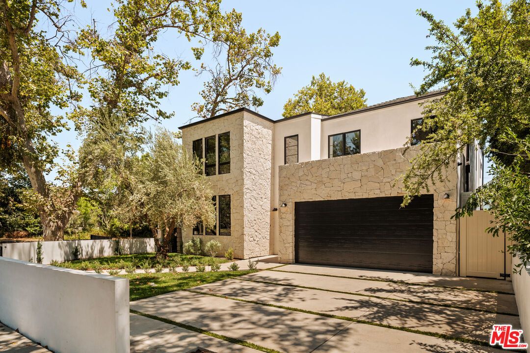 Attached, Exterior, Facade, Modern