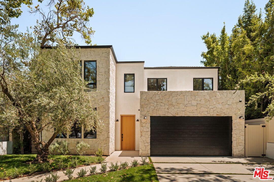 Attached, Exterior, Facade, Modern