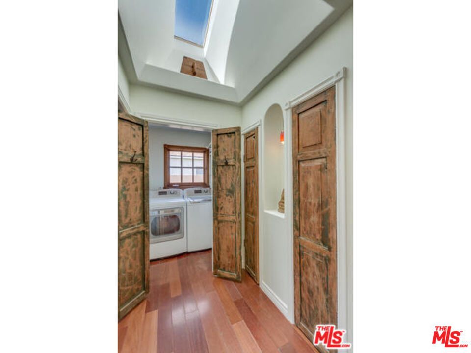 Interior, Washer, Wood Texture Flooring
