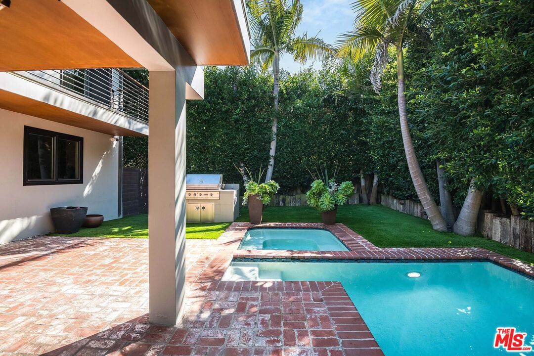 Exterior, Outdoor Kitchen, Pool