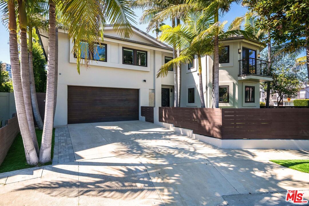 Attached, Exterior, Facade, Mediterranean