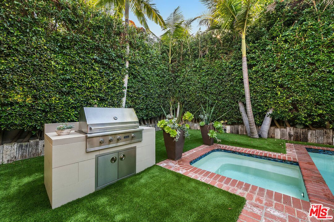 Exterior, Outdoor Kitchen, Pool