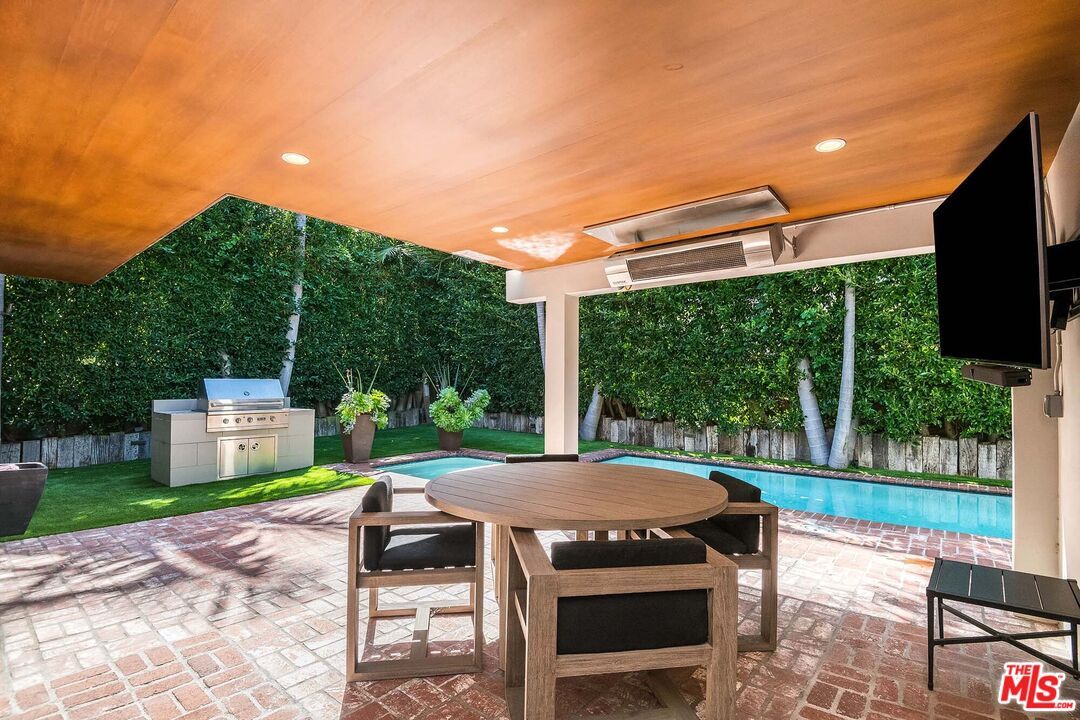 Exterior, Outdoor Kitchen, Pool