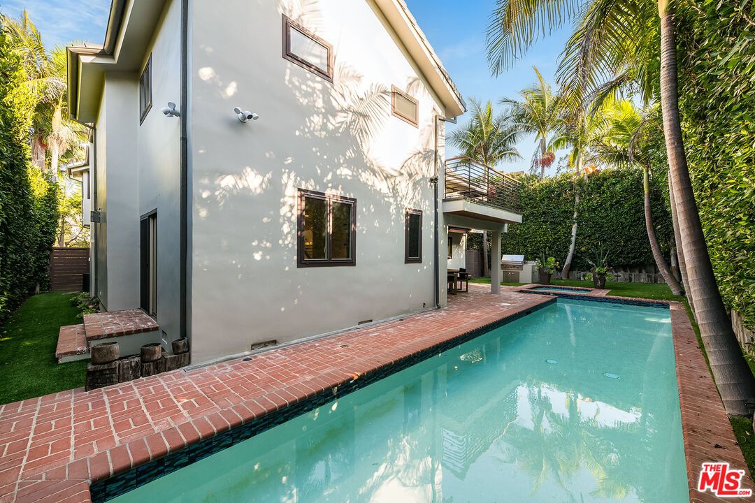 Exterior, Outdoor Kitchen, Pool