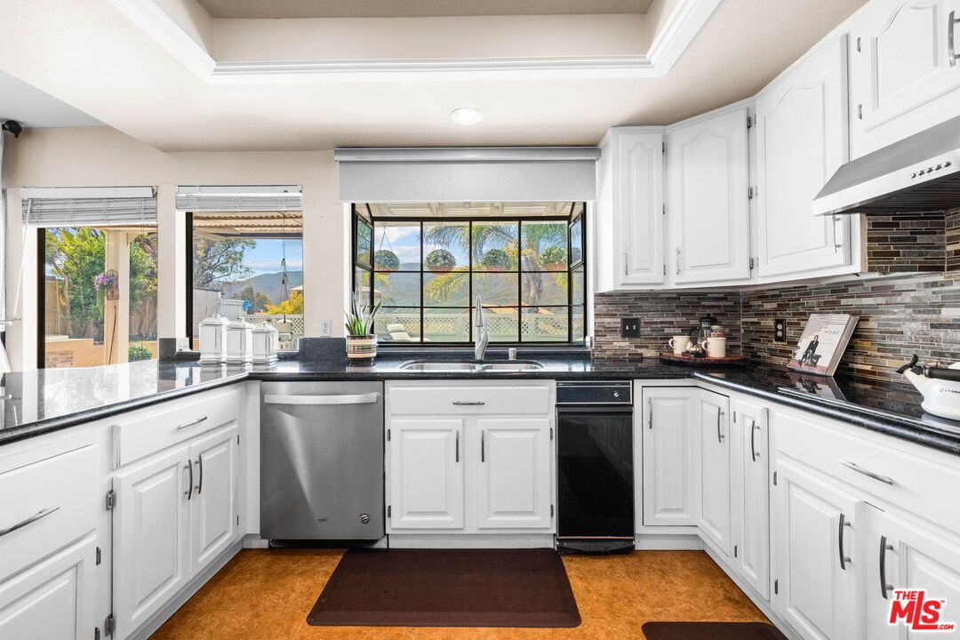 Interior, Kitchen, Recessed Lighting, Water