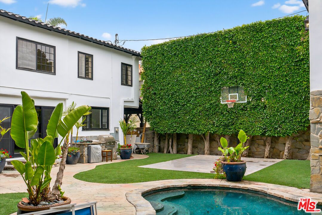 Exterior, Outdoor Kitchen, Pool