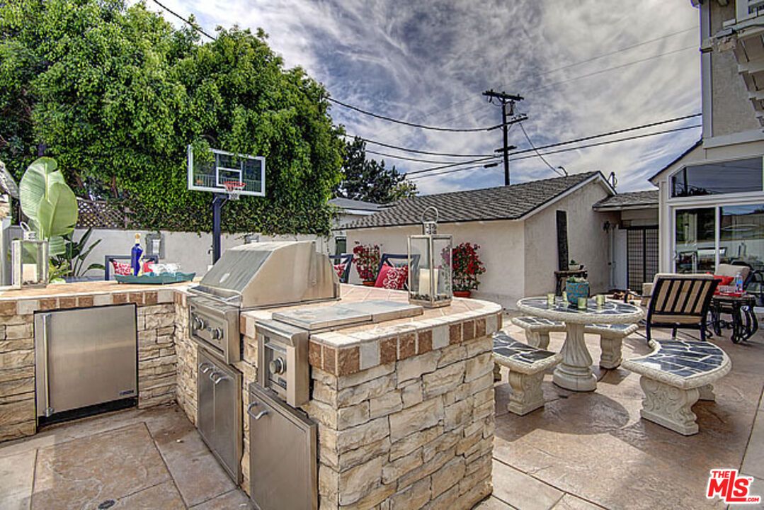 Exterior, Outdoor Kitchen