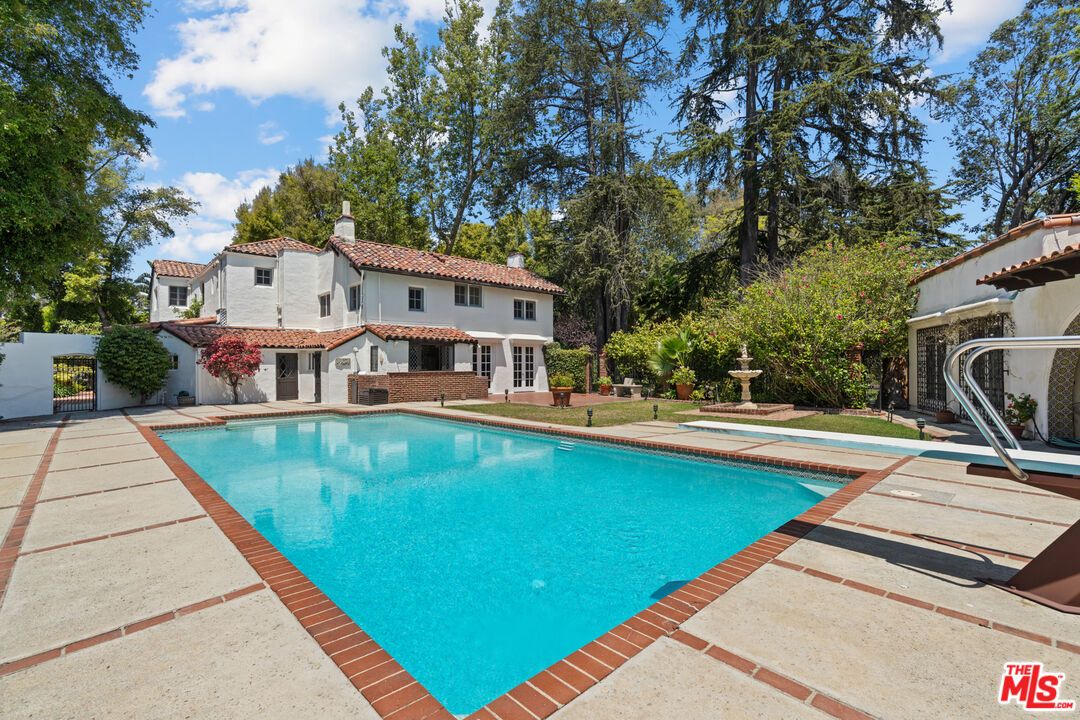 Exterior, Pool