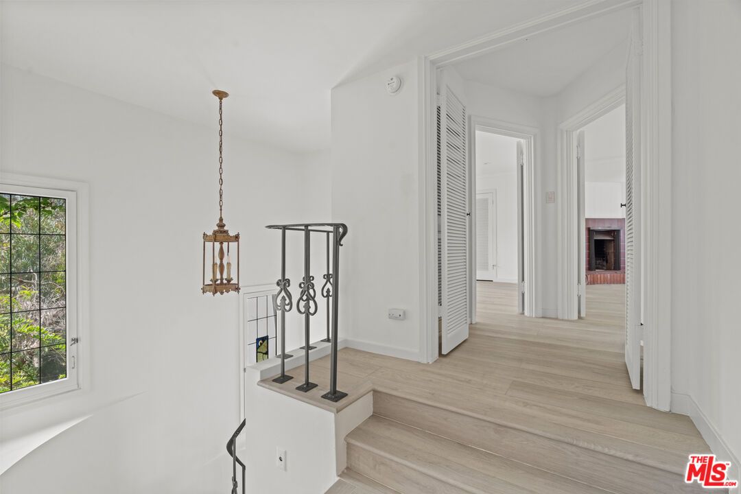Interior, Pendant Lights, Wood Texture Flooring