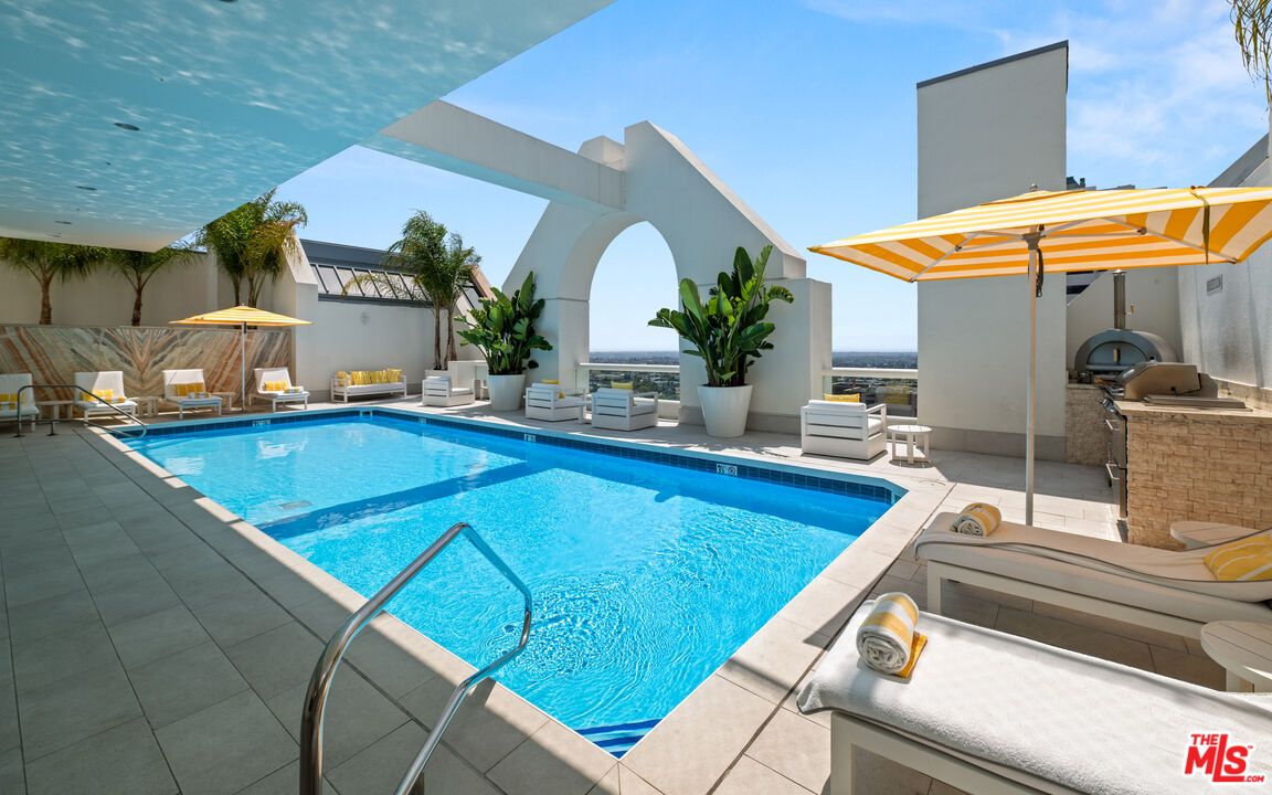 Exterior, Outdoor Kitchen, Pool
