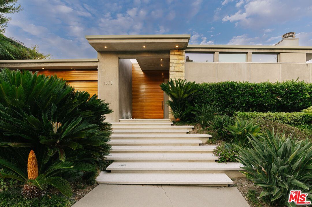 Exterior, Facade, Modern
