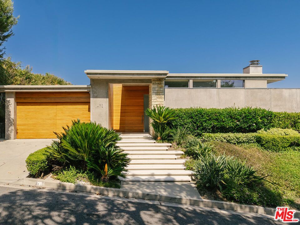 Attached, Exterior, Facade, Modern