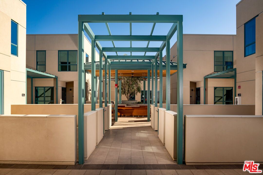 Exterior, Facade, Modern