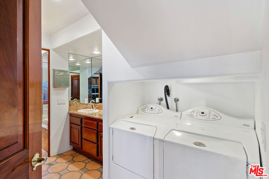 Bathroom, Interior, Recessed Lighting, Washer