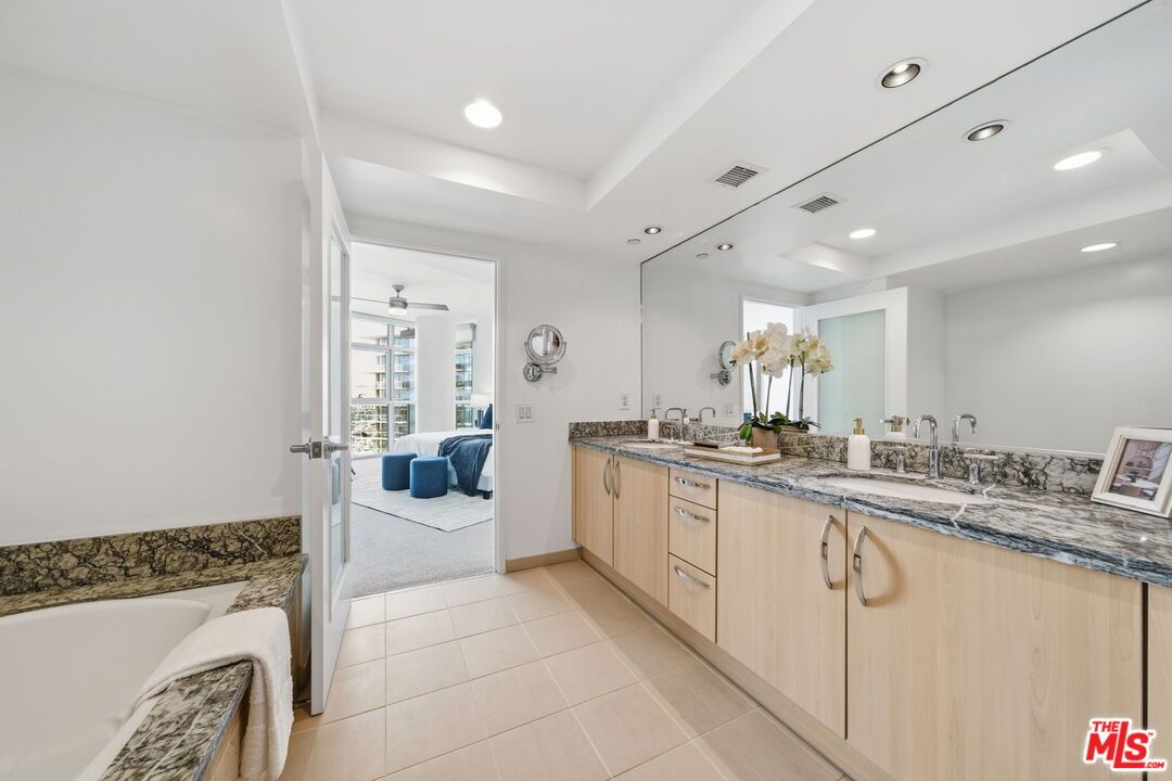 Bathroom, Dual Sink Vanities, Interior, Recessed Lighting