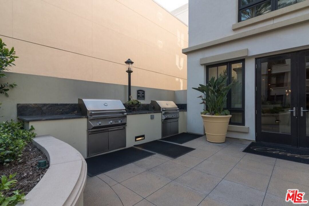 Exterior, Outdoor Kitchen