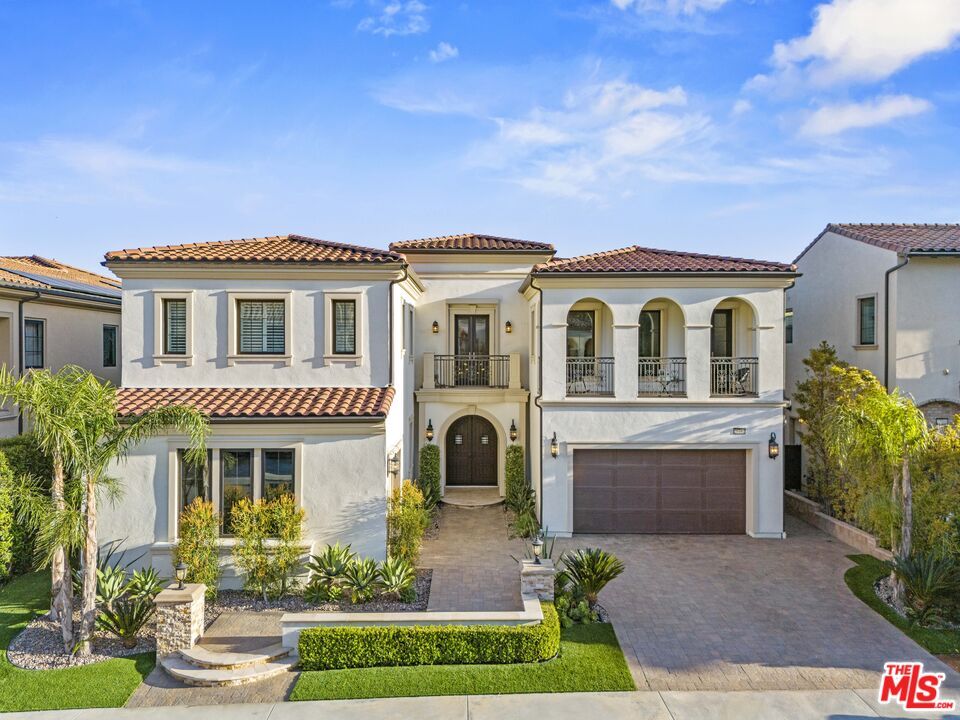 Attached, Exterior, Facade, Mediterranean