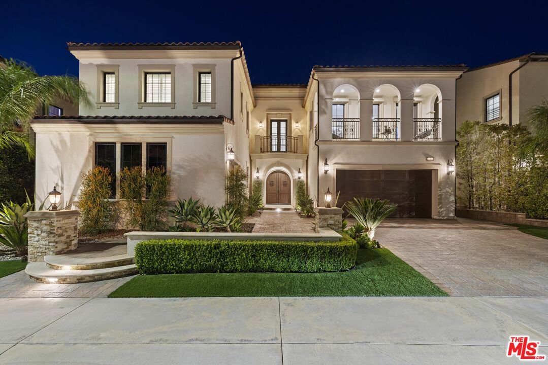Attached, Exterior, Facade, Mediterranean